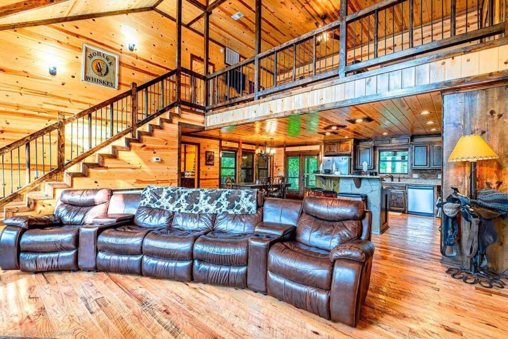 Iron Horse Lodge Sleeps 18, Games, Fire Pit, Hot Tub, Ev, More Broken Bow Exteriér fotografie