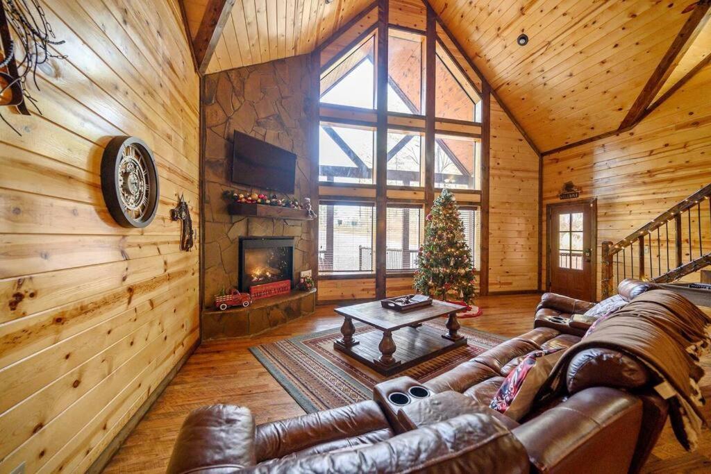 Iron Horse Lodge Sleeps 18, Games, Fire Pit, Hot Tub, Ev, More Broken Bow Exteriér fotografie