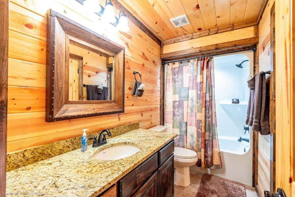 Iron Horse Lodge Sleeps 18, Games, Fire Pit, Hot Tub, Ev, More Broken Bow Exteriér fotografie