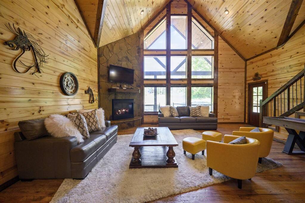 Iron Horse Lodge Sleeps 18, Games, Fire Pit, Hot Tub, Ev, More Broken Bow Exteriér fotografie