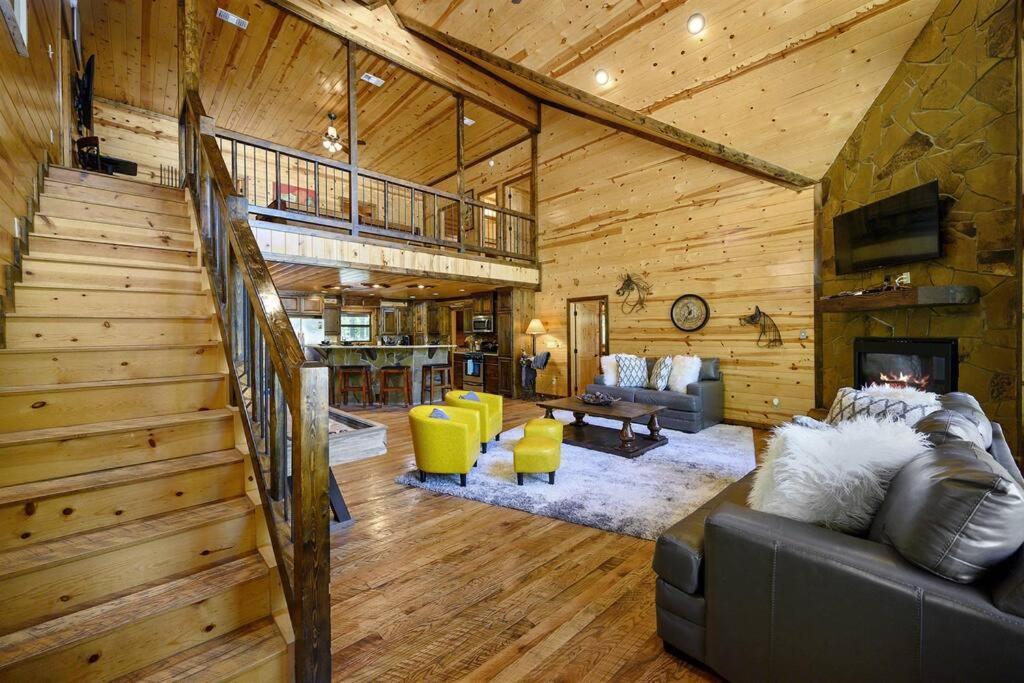 Iron Horse Lodge Sleeps 18, Games, Fire Pit, Hot Tub, Ev, More Broken Bow Exteriér fotografie