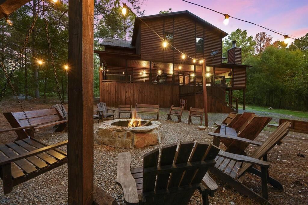 Iron Horse Lodge Sleeps 18, Games, Fire Pit, Hot Tub, Ev, More Broken Bow Exteriér fotografie