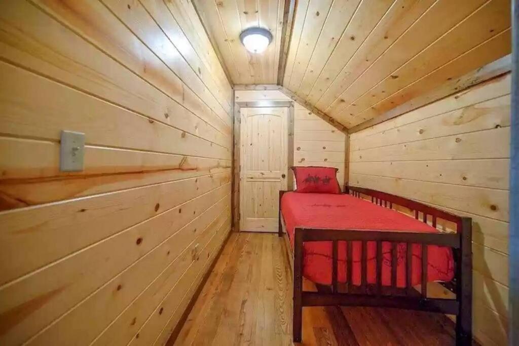 Iron Horse Lodge Sleeps 18, Games, Fire Pit, Hot Tub, Ev, More Broken Bow Exteriér fotografie