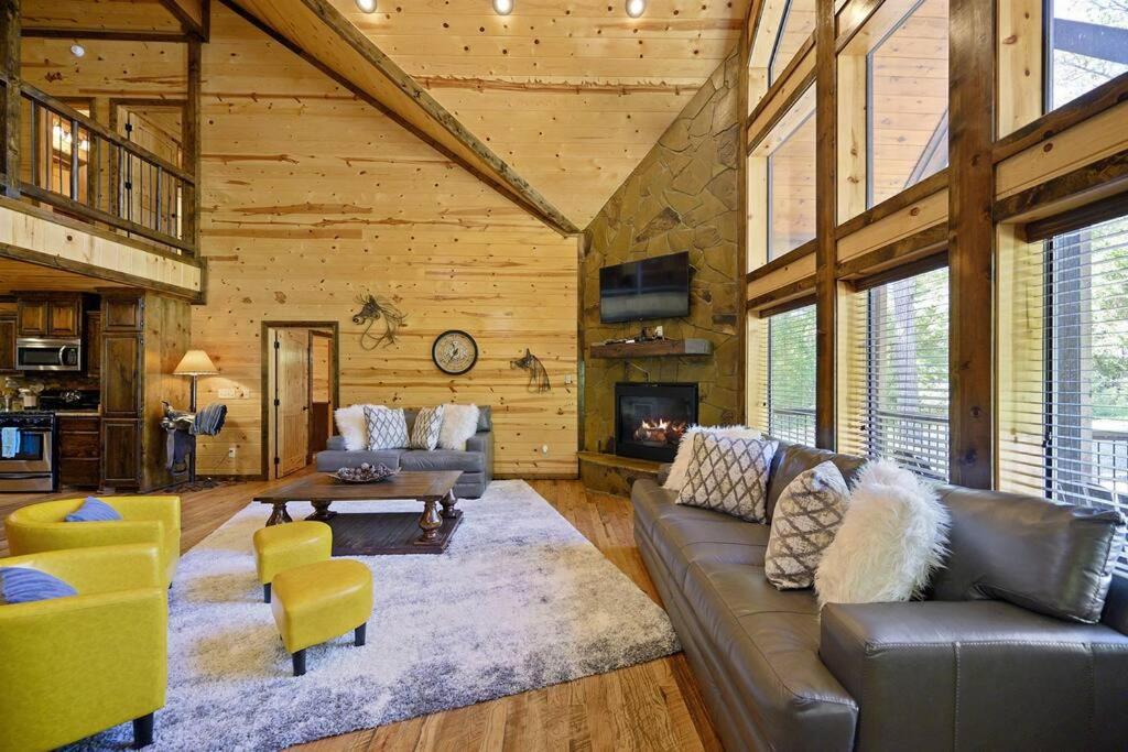 Iron Horse Lodge Sleeps 18, Games, Fire Pit, Hot Tub, Ev, More Broken Bow Exteriér fotografie