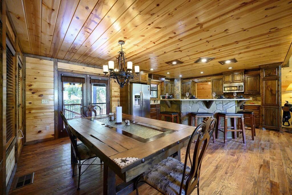 Iron Horse Lodge Sleeps 18, Games, Fire Pit, Hot Tub, Ev, More Broken Bow Exteriér fotografie