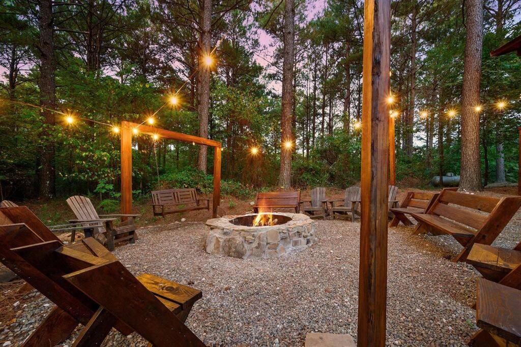 Iron Horse Lodge Sleeps 18, Games, Fire Pit, Hot Tub, Ev, More Broken Bow Exteriér fotografie