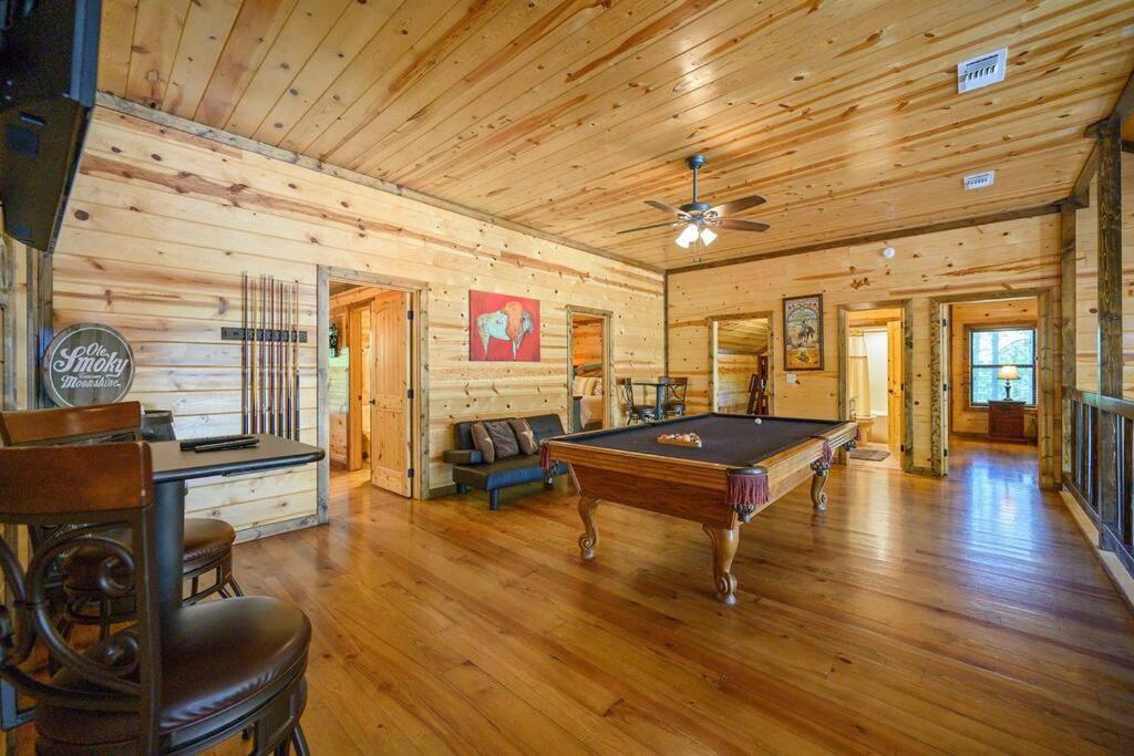 Iron Horse Lodge Sleeps 18, Games, Fire Pit, Hot Tub, Ev, More Broken Bow Exteriér fotografie