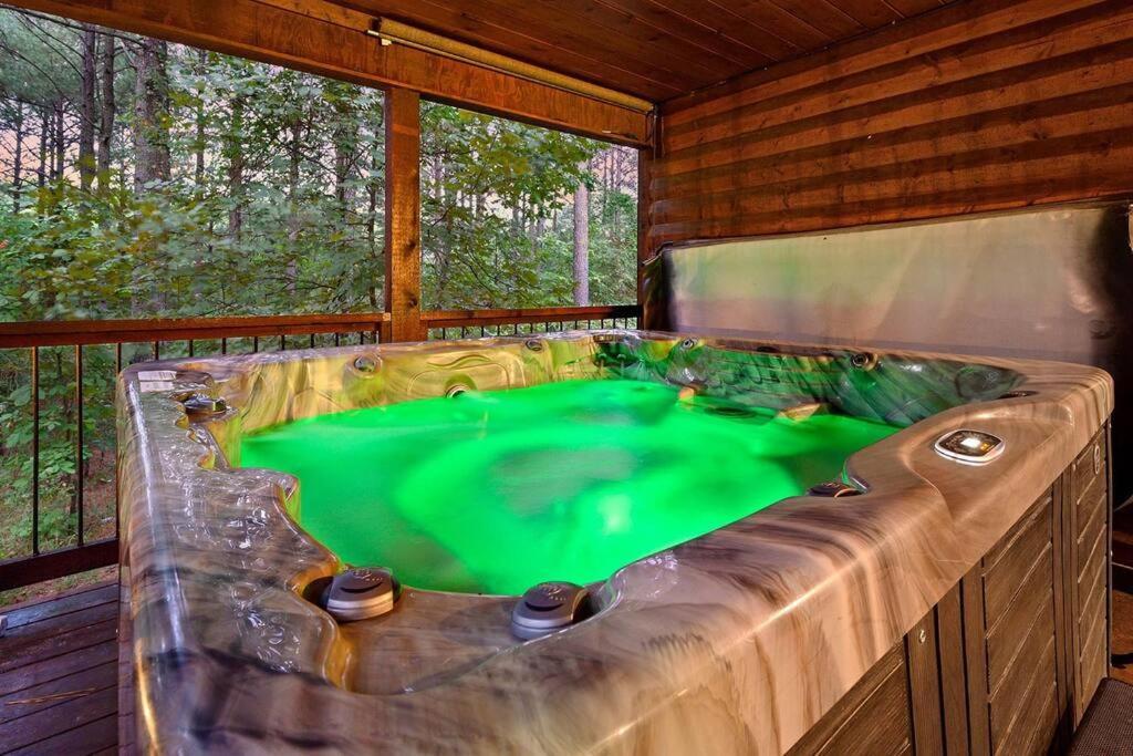 Iron Horse Lodge Sleeps 18, Games, Fire Pit, Hot Tub, Ev, More Broken Bow Exteriér fotografie